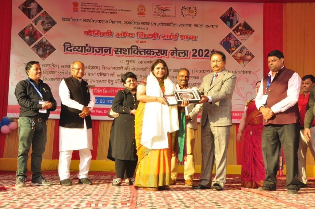 Shalini Khanna receiving Rashtriya Prernadoot award - Issued by Ministry of social justice, Depwd, Govt. of India and Family of Shirdi Sai in Dec 2021