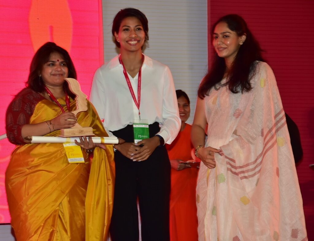 Shalini Khanna Receiving